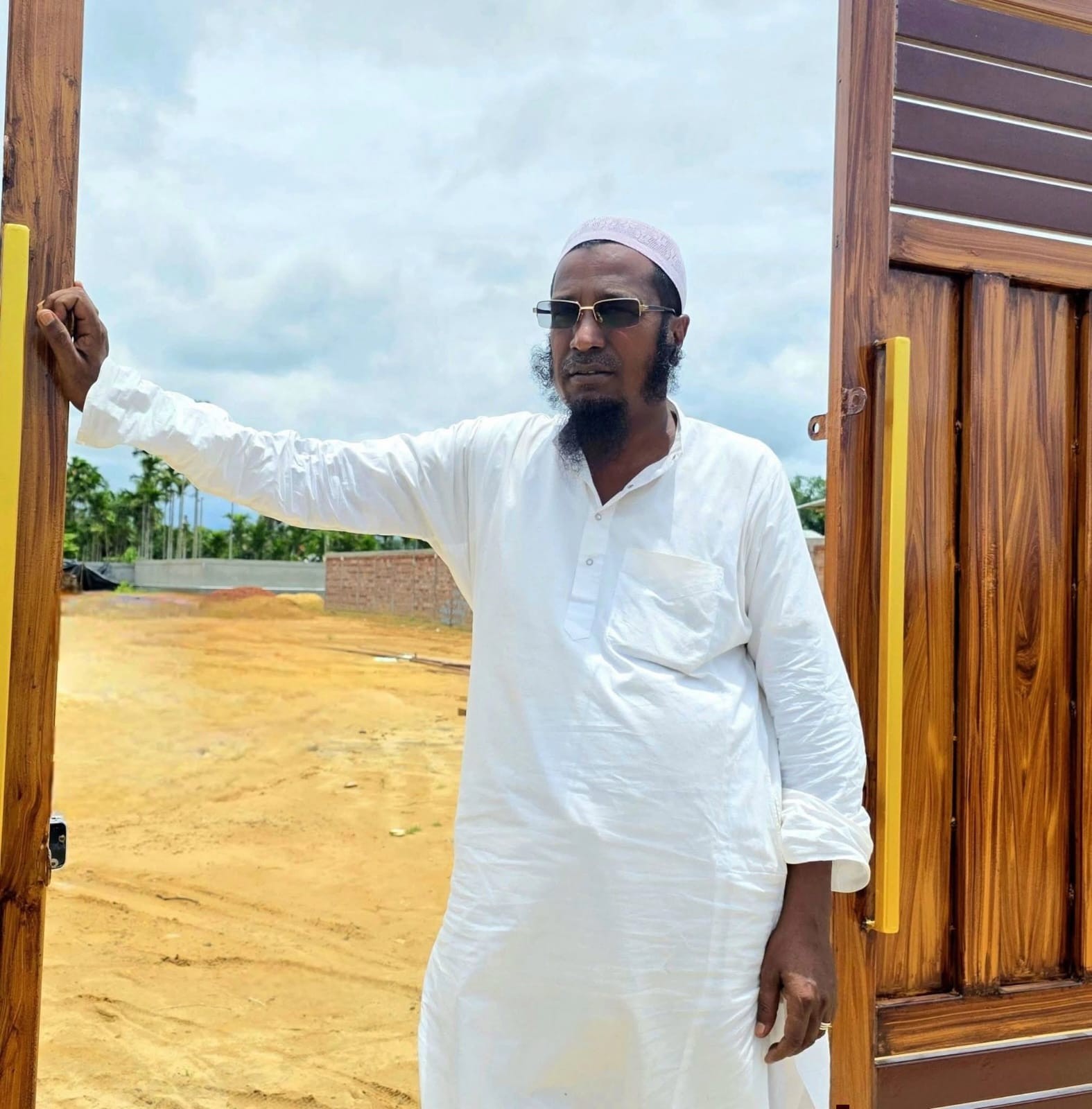 সামাজিক মাধ্যমে নিজে'কে সমাজসেবক হিস