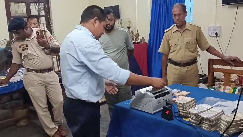 মারুতি ওয়াগনার গাড়ি আটক,   ১৫ লক্ষ