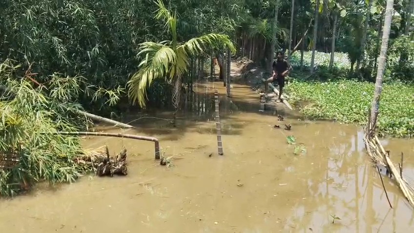 জল নিকাশির স্থায়ী ব্যবস্থা না থাকায