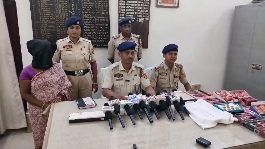 আখাউড়া রোডে স্বর্ণের চেইন ও কসমেটিক
