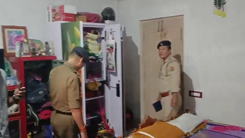 কমলপুর শহরের মোহনলাল রায় 'র বাড়িতে দ