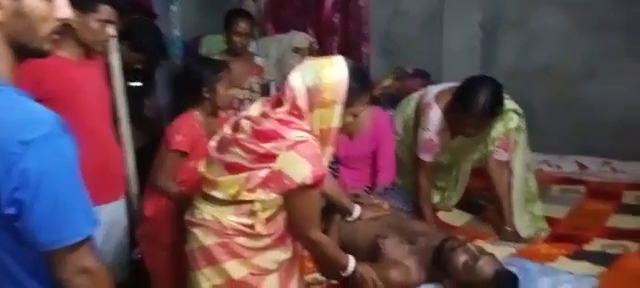 কা‌নে হেড‌ফোন লা‌গি‌য়ে বিদ্যু*‌তের লাইন সারাই কর‌তে গি‌য়ে ক‌রিমগ‌ঞ্জে ত‌ড়িদাহত হ‌য়ে মর্মা‌ন্তিক মৃত্যু  যুব‌কের।